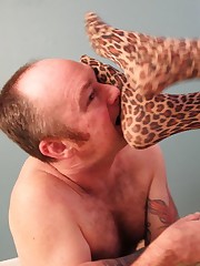 The hottest leopard legs are on male face